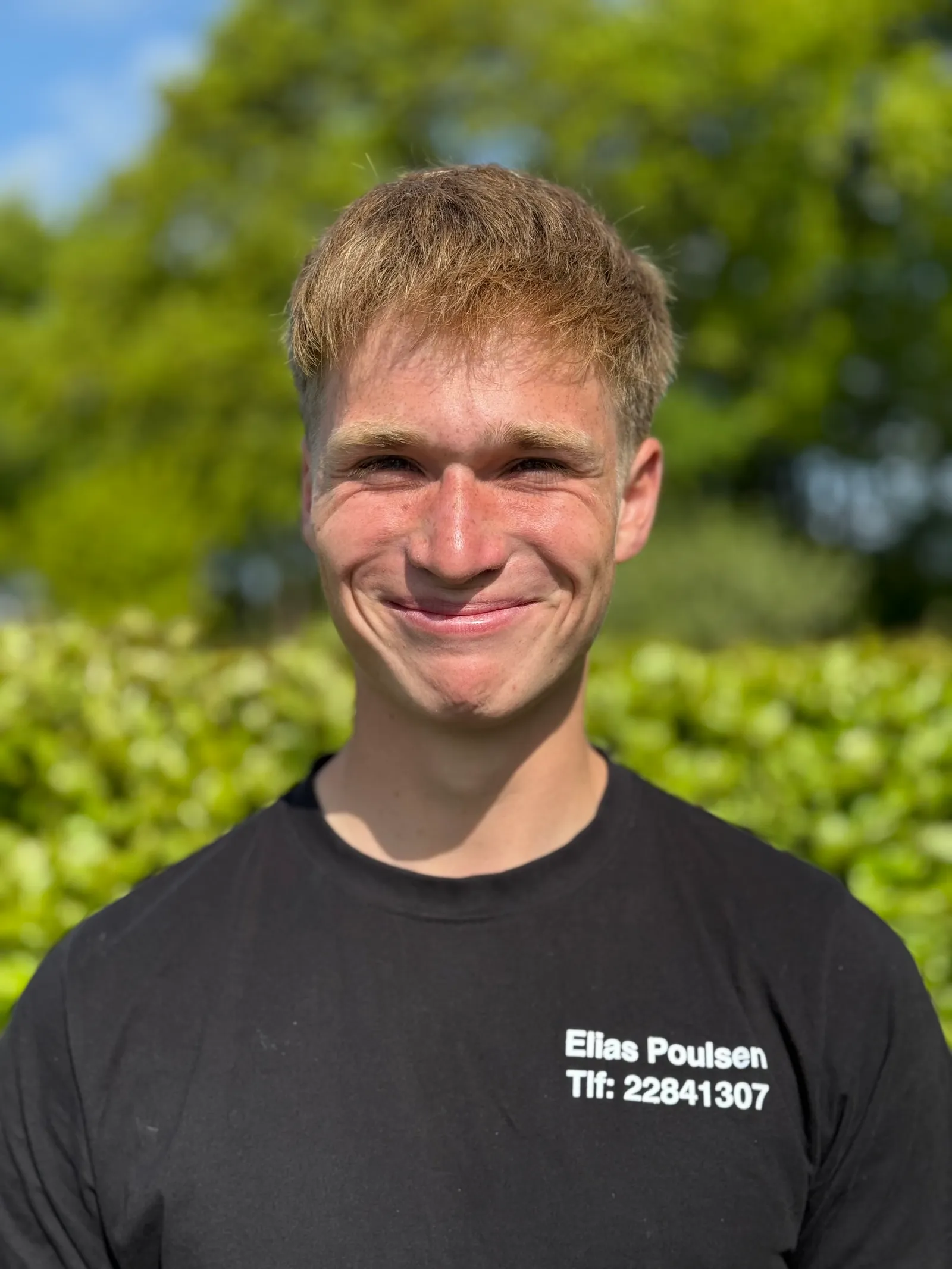 Portræt af Elias Poulsen i sort Tømrer-EP trøje