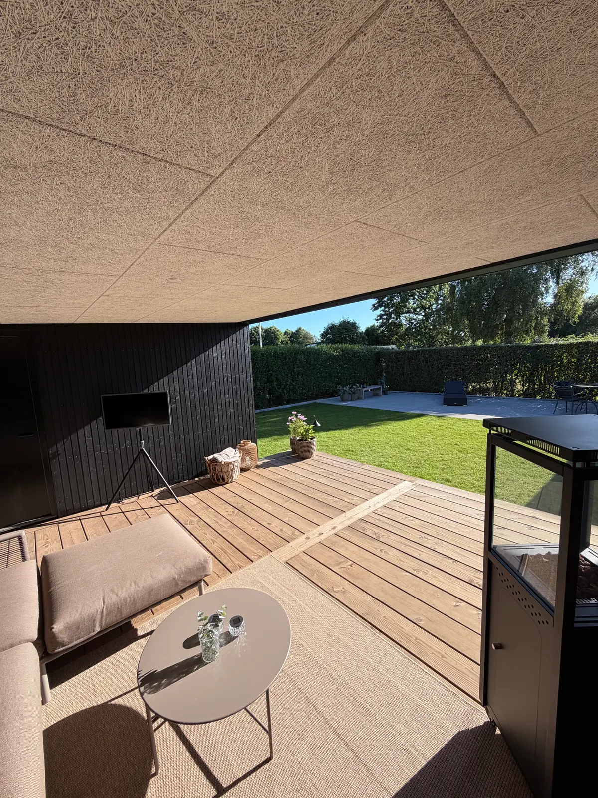 Loungemøbler under pavillonens tag