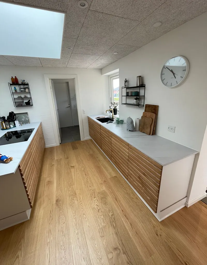 Renoveret køkken med trægulv og ovenlys
