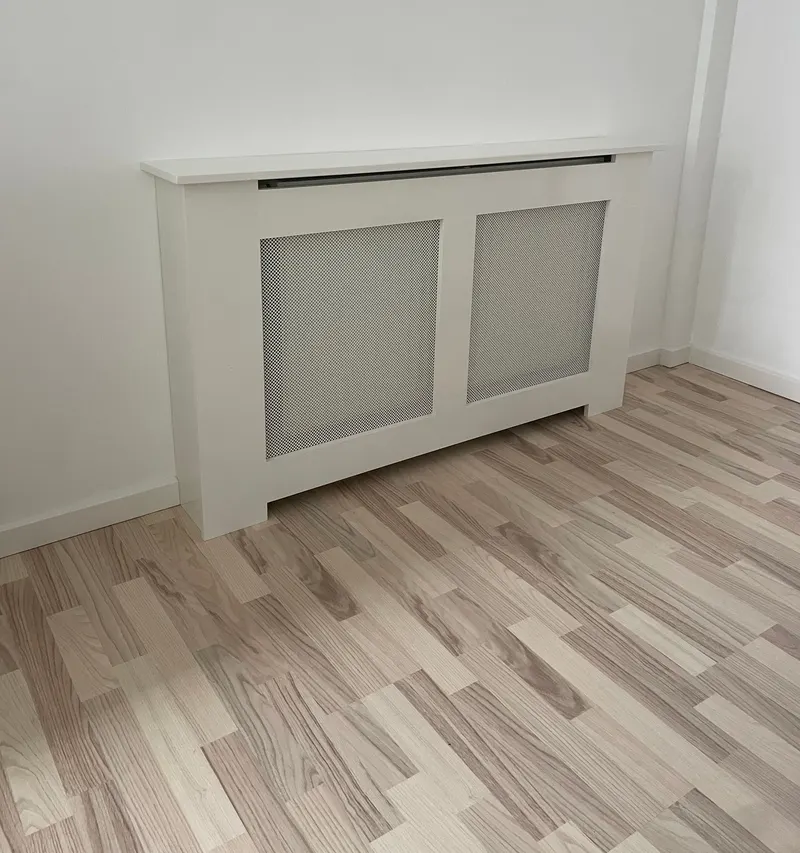 Hvid radiatorskjuler i et lyst rum