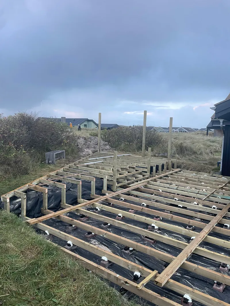 Bjælkelag til en stor terrasse lagt ud i klitterne