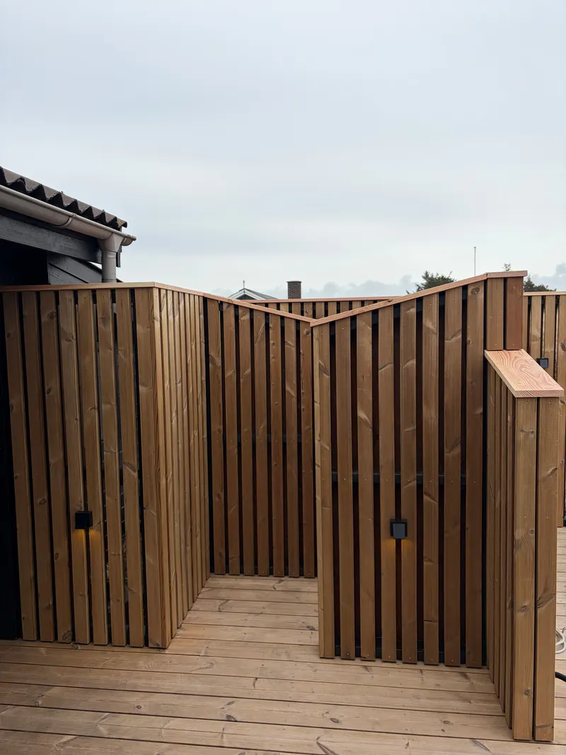 Hegn i forskudte sektioner rundt om terrassen