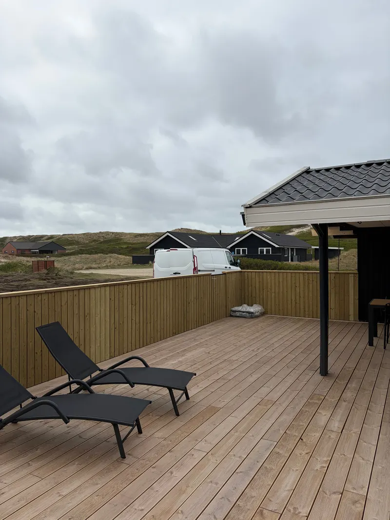 Stor terrasse med liggestole
