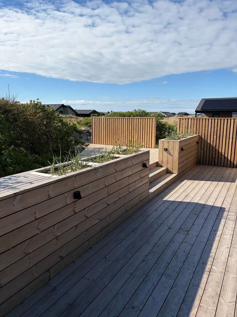 Terrasse med indbyggede plantekasser