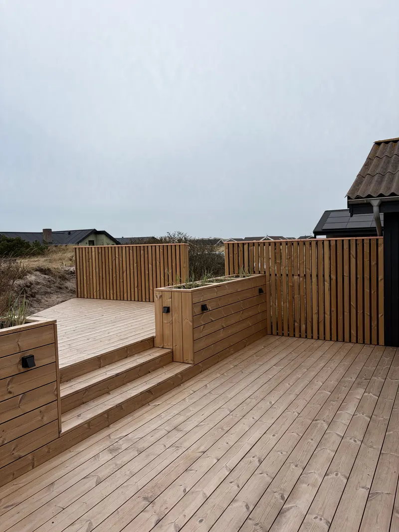 Trin og plantekasser i terrassen