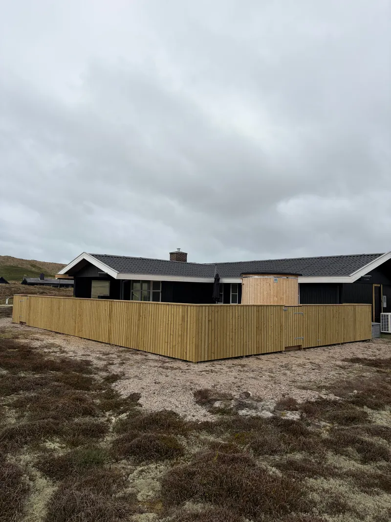 Terrassehegnet set udefra fra klitten